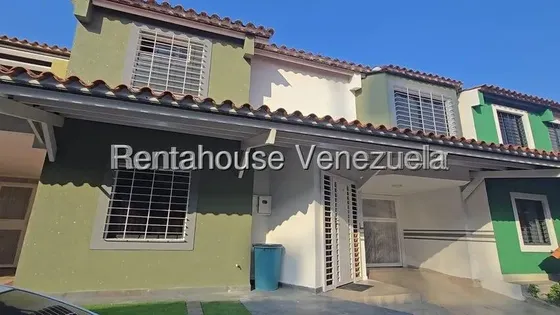 Casa En Venta Cabudare Villa Roca 4 Habitaciones 4 Baños 2 Puestos Cubiertos Amoblada Planta Electrica Calle Cerrada Vigilancia - Eduardo Nunes B6-18918