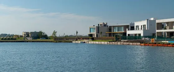 Lote En Venta En El Barrio Gaboto, Con Fondo A Laguna 950m2 