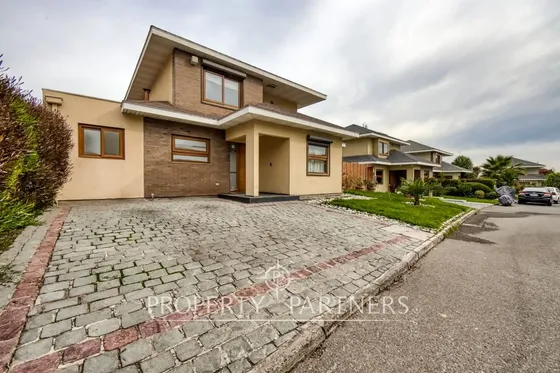 Venta De Hermosa Casa Con Piscina En Céntrico Cond...