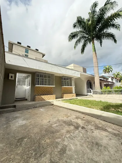 Alquiler De Casa Comercial En La Urb La Viña Valencia 350m2 De Terreno Para Reformar A Gusto Con Tanque Subterraneo 3 Habitaciones 2 Baños Patio Deposito Y 2 Puestos Canon 2.200 Dolares