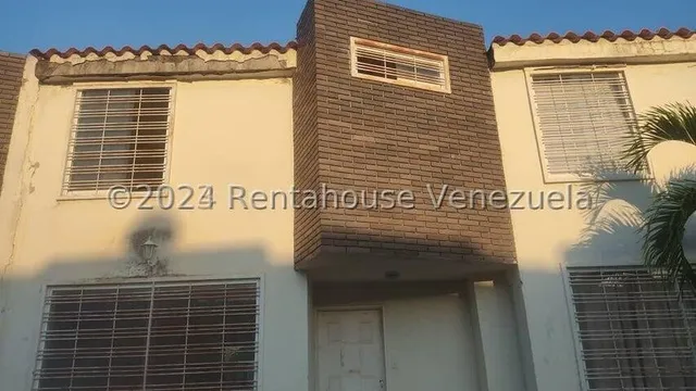 % Raiza Suarez Vende Hermosa Casa En Cabudare 2 4 1 8 5 1 6 Posee 2 Habitaciones 2 Baños 2 Puestos De Estacionamiento Oportunidad De Ampliar Y Remodelar Con Todos Los Servicios Básicos Visítala       