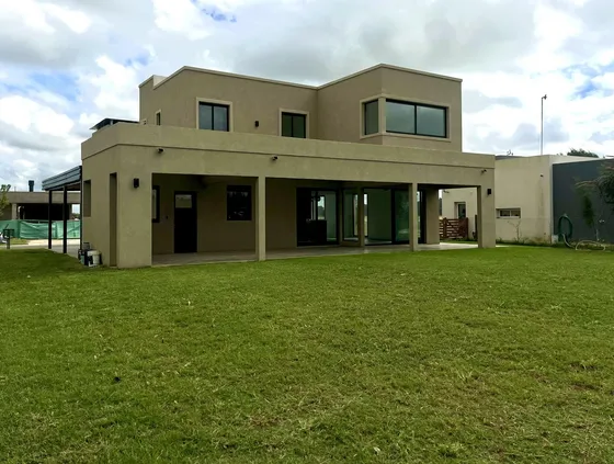 Venta De Casa A Estrenar De 5 Amb En El Barrio San Simón Canning