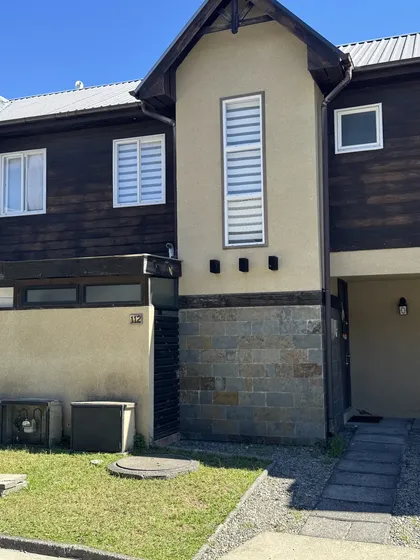 Hermosa Casa En Condominio Los Robles , Con Piscina En Pucón