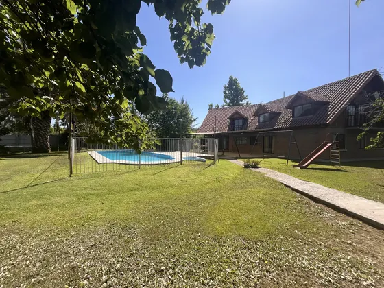 Linda Y Amplia Casa Con Hermoso Jardín