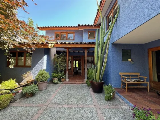 Casa En Venta De 5 Dorm. En La Reina