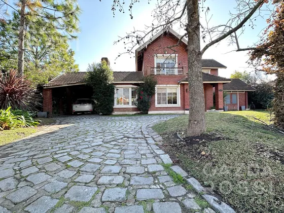 Casa Con Piscina En Campos De Echeverria