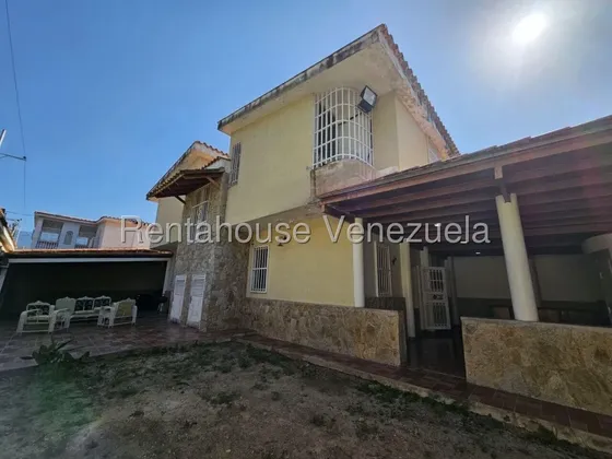 Casa En Venta De 295mts Urb Andres Bello Maracay 26-13651 Avel