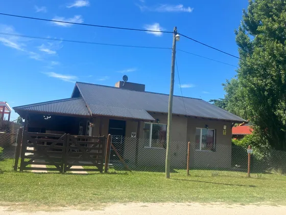 Venta De Casa Miramar Barrio Las Lomas  Lote 400mts  100mts De 3 Amb  Jardin