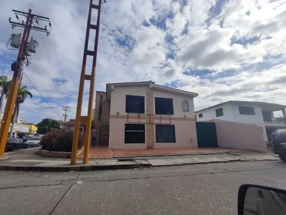 Venta Centro Comercial Urb Los Camorucos, Valencia, Con Punto Comercia Estrategico Mml Solo Clientes