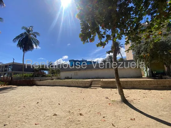 Oportunidad De Invertir En La Isla De Margarita, Venta De Terreno Frente Al Mar En Playa Moreno.
