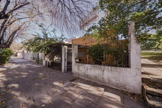 Casa Todo En Pb De 3 Ambientes Con Patio, Terraza Y Cochera. Lote 8,90x23