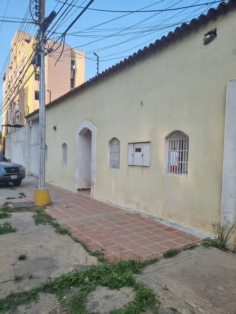 Se Vende Amplia Casa En La Av. Guzman Lander, Ideal Para Comercio