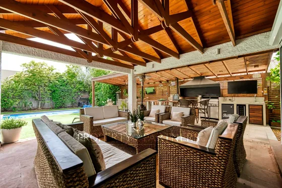 Espectacular Casa Con Excelente Conectividad. Jard...