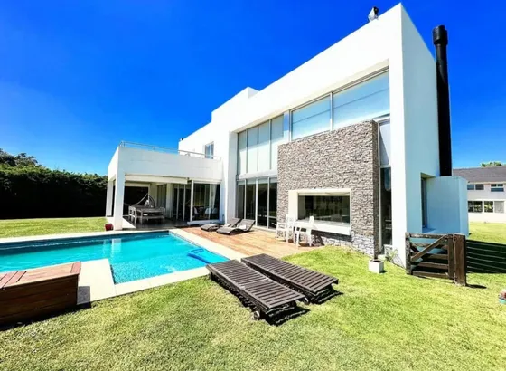 Casa En Venta - 6 Dormitorios 6 Baños - El Venado