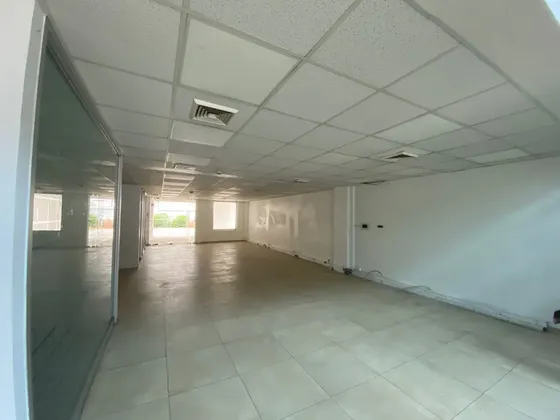 Comercial / 3 Niveles / 10 Privados / Estacionamientos