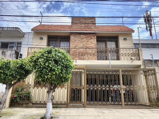 Casa En Venta En Jardines Del Bosque Ideal Para Oficinas O Consultorios