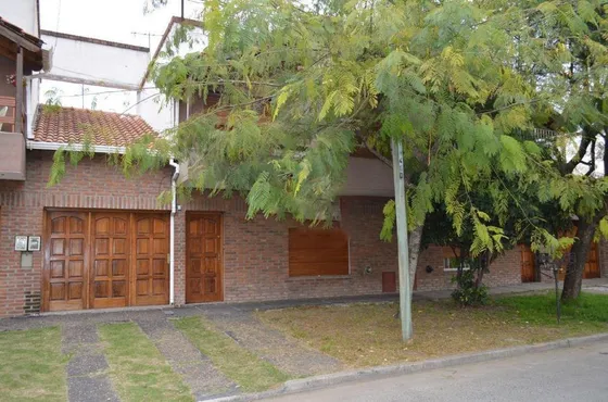 Dúplex En Venta - 2 Dormitorios 2 Baños - Cochera - 110mts2 - Gambier, La Plata
