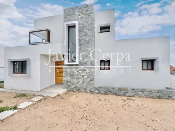 Moderna Casa Recién Construida En Rosario Peñuelas