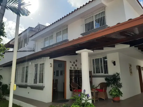 Bella Casa En Venta 329 M2 5 Hab 4 Baños Urb Cerrada Macaracuay Caracas Con Tanque De Agua 12000 Litros Y Planta Electrica A Gas Directo