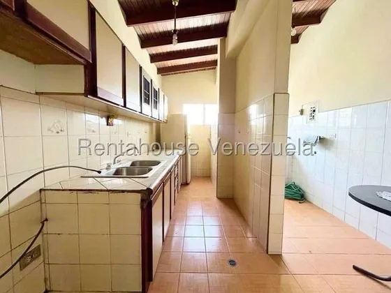 Daniela Linarez Vende Apartamentos Ubicado En Zona Repuestera De Barquisimeto Posee Amplios Espacios Tanque Subterráneo En Impecables Condiciones Contactame!                                           
