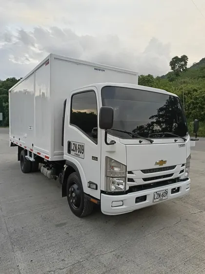 Como Nueva Chevrolet Nqr 2023 Furgon Carga Seca Con 30.000km