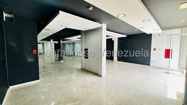 Maria Valera Trae Para Ti En Alquiler Local Comercial De 148 Mtrs Ubicado En Callle Con Alto Tráfico Peatonal Y Vehicular, Ideal Para Cualquier Tipo De Negocio.