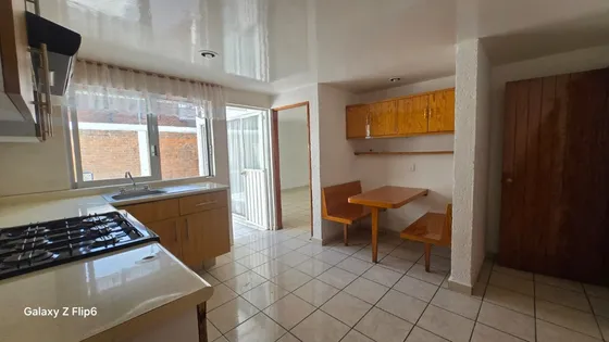 Iluminada Casa Con Excelentes Espacios Lista Para Habitar Atrás De Prepa 1