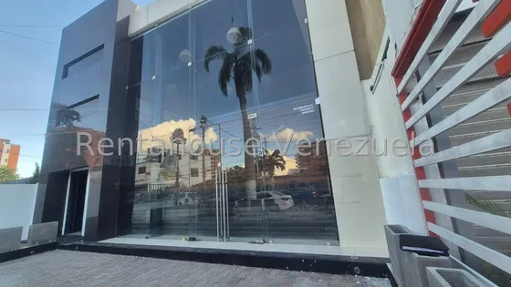 Maritza Lucena Tiene Moderno Local Comercial En Alquiler En Pleno Corazón De Urb Nueva Segovia, Barquisimeto, Puertas De Vidrio, Amplios Espacios Con Piso De Porcelanato, Hermosas Escaleras.