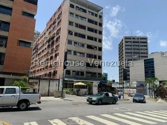 Apartamento En Venta Los Palos Grandes Adaptado Como Oficina Con Aire Central Y Puesto Techado #26-19817 Darlys