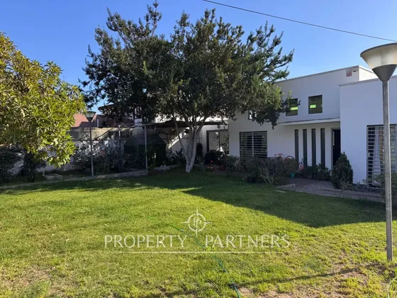 Propiedad Remodelada Con Potencial Comercial En Av...