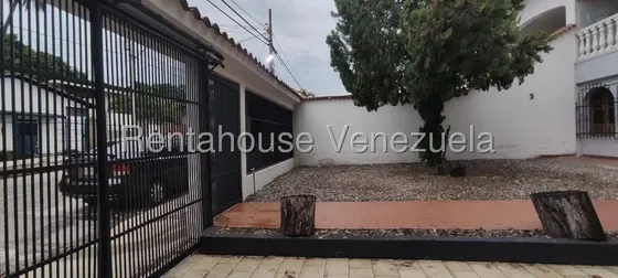 Dennymar, Alquila Espectacular Espacio En Urb Nueva Segovia Barquisimeto Dispone De 2 Niveles Amplios Espacios Comerciales Y Todos Los Servicios Basicos Ideal Para Su Empresa B6a8181.