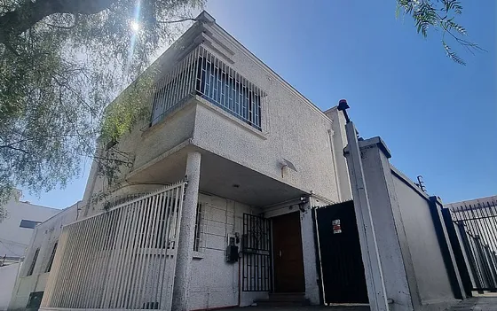 Arriendo Casa Comercial Ubicada Alferez Real #1150