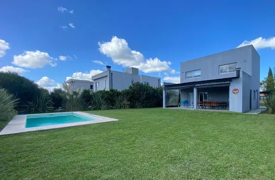 Venta Casa 4 Ambientes Con Pileta Y Jardin En La Horqueta De Echeverria
