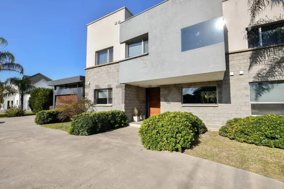 Alquiler De Casa En Los Ceibos De 4 Dormitorios, City Bell, La Plata