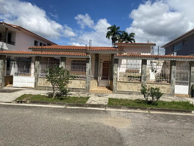 Se Ofrece En Venta Casa De 3 Habitaciones, 3 Baños, Oficina, Ubicada En Calle Cerrada De Trigal Sur Valencia