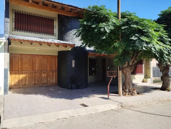 Casa En Venta - 4 Dormitorios 2 Baños - Cochera - 240mts2 - Tunuyán
