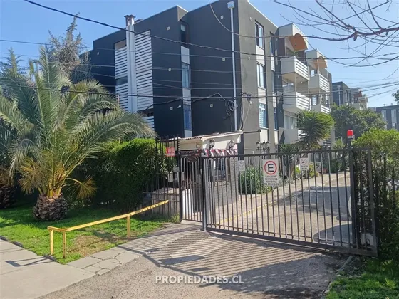 Departamento En Venta De 3 Dorm. Peñalolén / Oportunidad