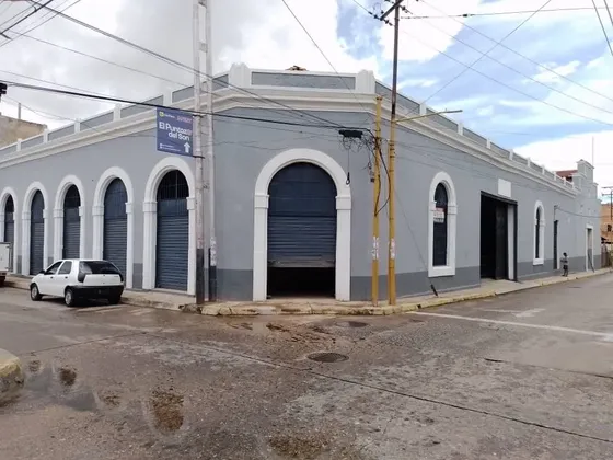 Excelente Local Comercial Con Galpón En Pleno Centro De Valencia, Goza De Una Excelente Ubicación, Zona Activa, Céntrica Y Comercial. Dicho Inmueble Cuenta Con Una Superficie De 1.014 M2, 6 Locales