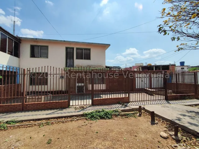 José Trivero Vende Bella Casa De Dos Niveles Ubicada En Barquisimeto