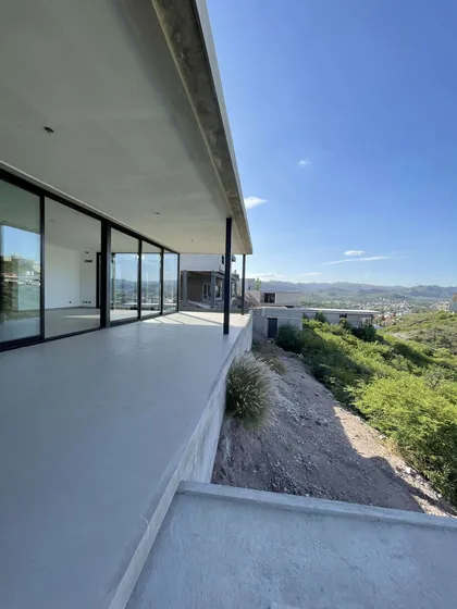 Venta Casa A Estrenar De Tres Dormitorios En Country La Cuesta .