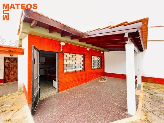 Venta De Chalet Semi Independiente En Mar Del Tuyu 74 E/ 4 Y 5 