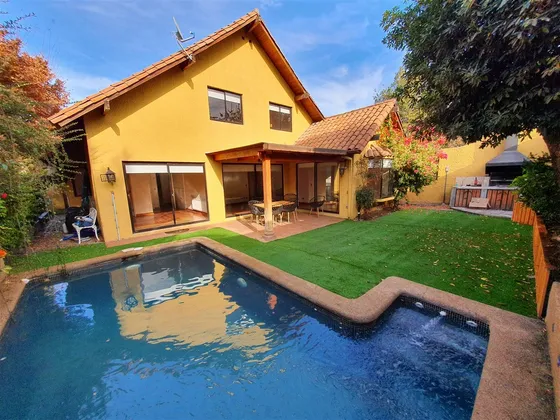 Casa En Arriendo De 5 Dorm. En Huechuraba En Condominio