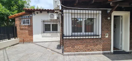 Casa  En Venta En Villa Sarmiento,3 Ambientes Con 2 Baños , Gge. O  Sum Cubierto , 2 Patios , Hermosa Terraza Y Cuarto