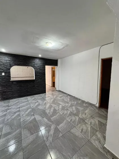 Casa En Venta - 3 Dormitorios 2 Baños - Cochera - 300mts2 - Castelar