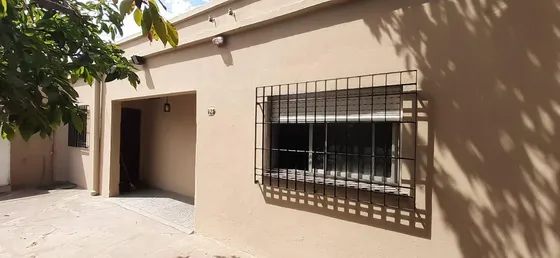 Casa En Venta - 2 Dormitorios 1 Baño - 90mts2 - Llavallol 
