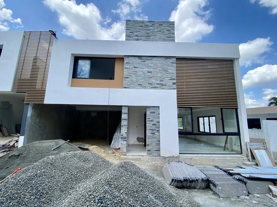 Casa De Venta En Arroyo Hondo, Santo Domingo, Distrito Nacional