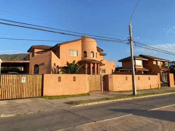 Casa En Venta De 5 Dorm. En San Joaquín, La Serena