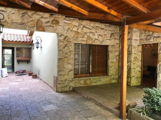Casa En Venta - 3 Dormitorios 2 Baños 2 Cocheras - 255mts2 - Morón