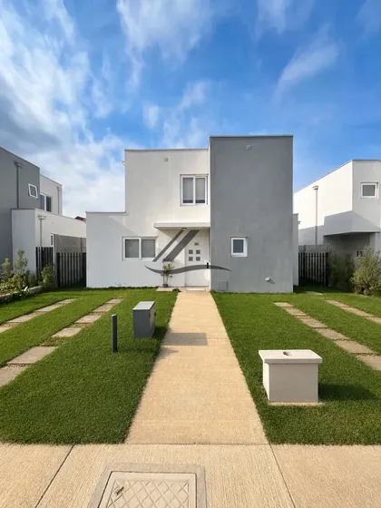 Moderna Casa Smart Home | 3d + Sala De Estar | 287 M² Terren
