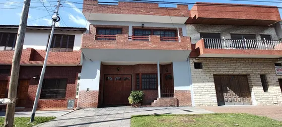 Chalet En Venta De 6 Ambientes  Con Jardín, Piscina Y Cochera